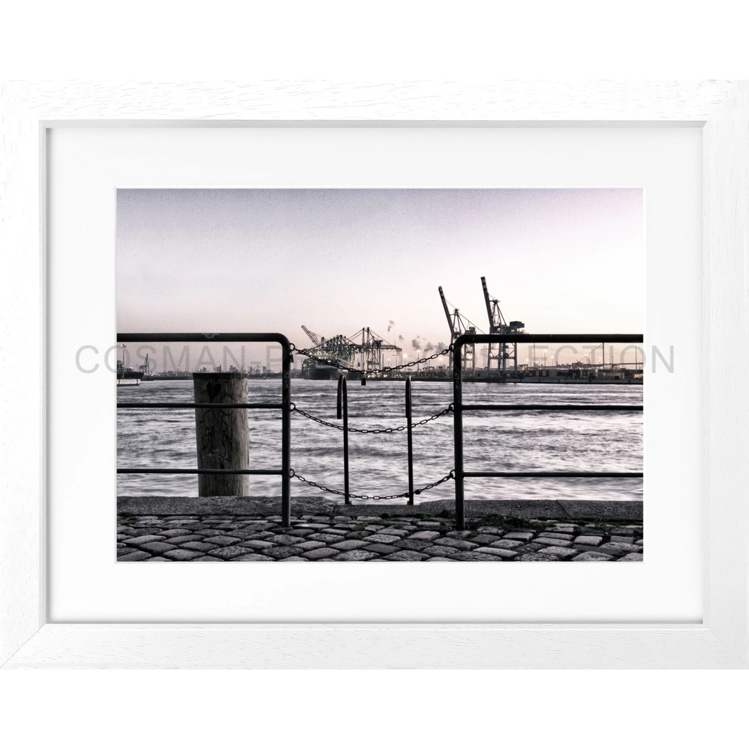 Cosman-Interior Rahmenfarbe: weiss matt / Grösse: S (31cm x 25cm) / Motiv: farbe Poster Hamburg Hafen "Zaun" HH28