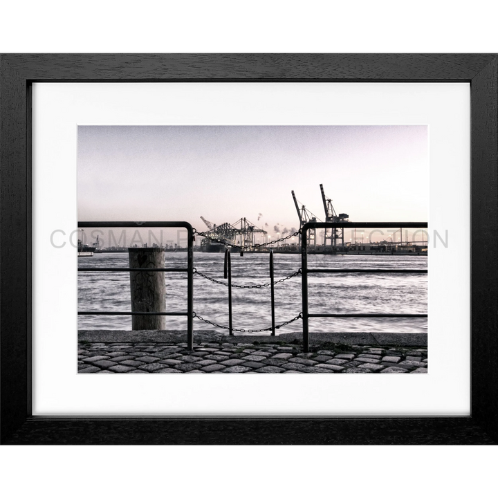 Cosman-Interior Rahmenfarbe: schwarz matt / Grösse: S (31cm x 25cm) / Motiv: farbe Poster Hamburg Hafen "Zaun" HH28