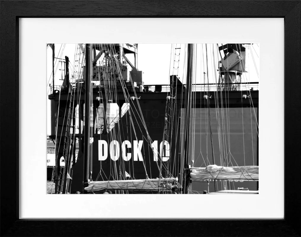 Cosman-Interior Rahmenfarbe: schwarz matt / Grösse: S (31cm x 25cm) / Motiv: schwarz/weiss Poster Hamburg Hafen "Dock 10" HH05E