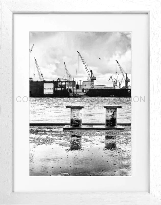 Cosman-Interior Rahmenfarbe: weiss matt / Grösse: S (25cm x 31cm) / Motiv: schwarz/weiss Poster Hamburg Hafen "Dock 11" HH05K