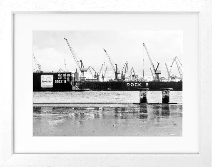 Cosman-Interior Rahmenfarbe: weiss matt / Grösse: S (31cm x 25cm) / Motiv: schwarz/weiss Poster Hamburg Hafen "Dock" HH05C